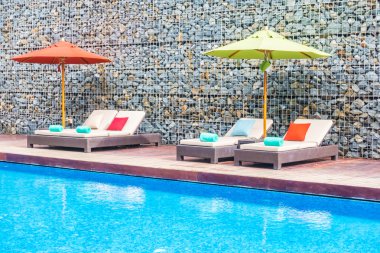 Şemsiye ve Yüzme Havuzu etrafında sandalye
