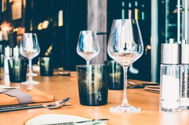 Tablo ayarı ile Şarap kadehi