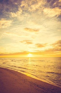 Sahilde gün batımı