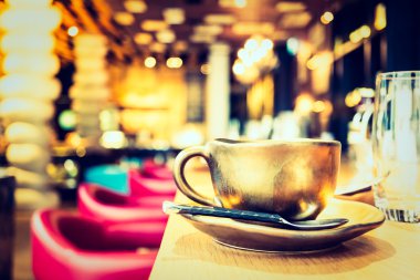 Kahve dükkanında kahve fincanı.