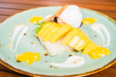 yapışkan pirinç mango ile