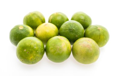 Olgun yeşil limon