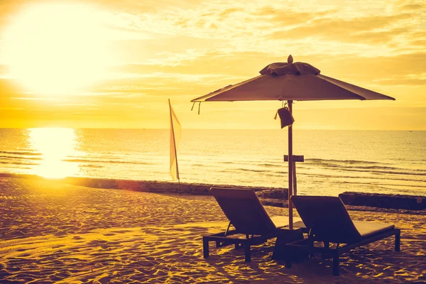 Outdoor mit Sonnenschirm und Stuhl — Stockfoto