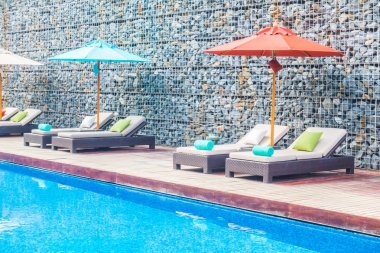 Şemsiye ve Yüzme Havuzu etrafında sandalye