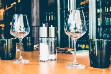 Tablo ayarı ile Şarap kadehi