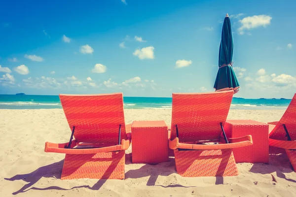 Parapluie et chaise sur la plage — Photo