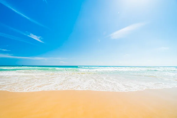 Bella spiaggia tropicale e mare — Foto Stock