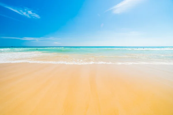 Hermosa playa tropical y el mar — Foto de Stock