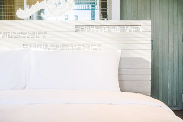 Almohadas en la cama decoración —  Fotos de Stock