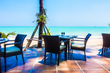 Boş masa ve sandalye