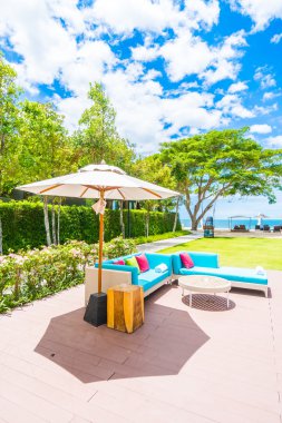 Şemsiye ve Yüzme Havuzu etrafında sandalye