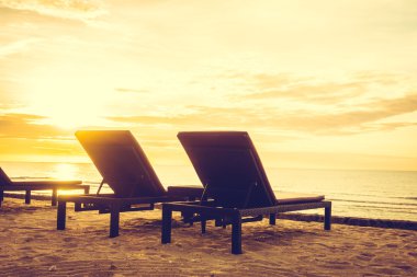 Şemsiye ve sandalye ile açık