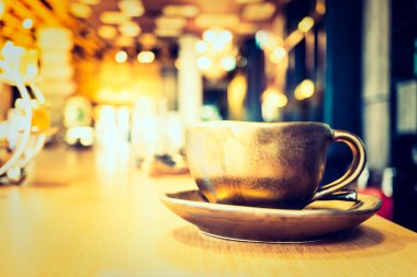 Kahve dükkanında kahve fincanı.