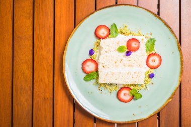 Hindistan cevizli pasta plaka üzerinde