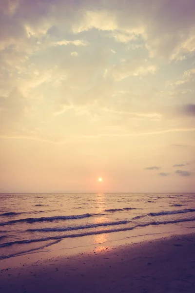 Pôr do sol com o céu na praia — Fotografia de Stock