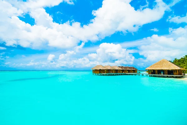 Bellissimo resort tropicale alle Maldive — Foto Stock