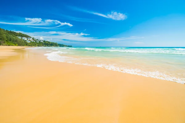 Hermosa playa tropical y el mar — Foto de Stock