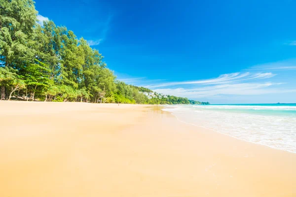 Hermosa playa tropical y el mar —  Fotos de Stock