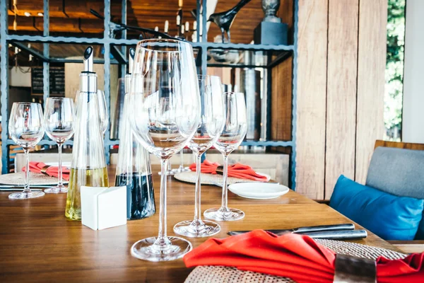 Vidro de vinho e definição de mesa — Fotografia de Stock