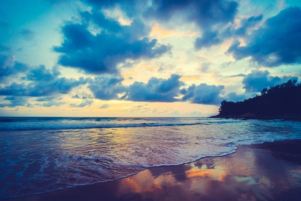 Pôr do sol na praia — Fotografia de Stock