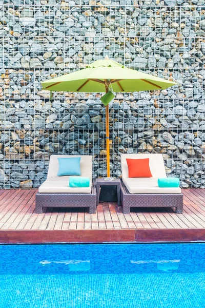 Парасолька і стілець навколо басейну — стокове фото