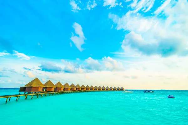 Bellissimo resort tropicale alle Maldive — Foto Stock