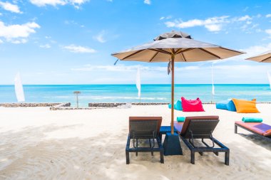 Şemsiye ve sandalye ile açık