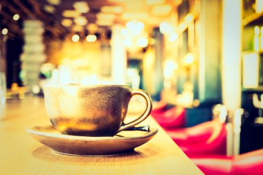 Kahve dükkanında kahve fincanı.