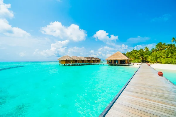 Bellissimo resort tropicale alle Maldive — Foto Stock