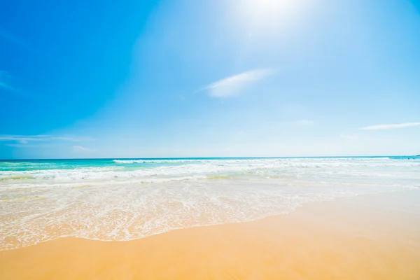 Bella spiaggia tropicale e mare — Foto Stock