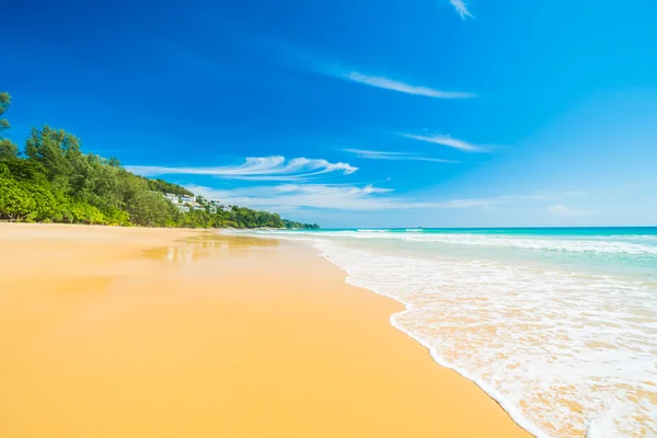 Hermosa playa tropical y el mar — Foto de Stock