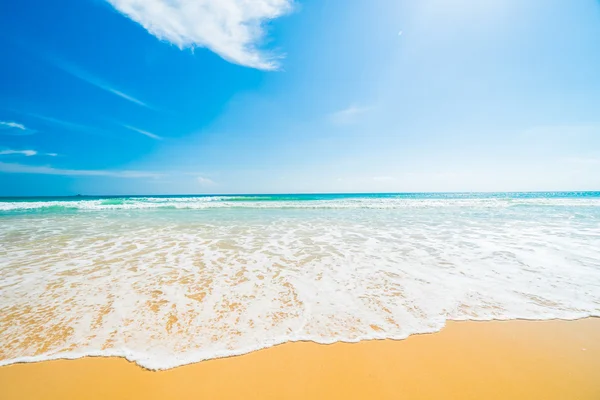 Mooi tropisch strand en zee — Stockfoto