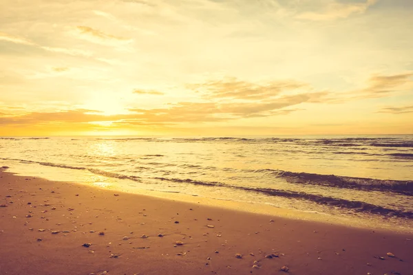 Solnedgång på stranden — Stockfoto