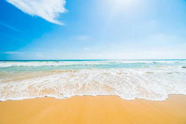 Bella spiaggia tropicale e mare — Foto Stock