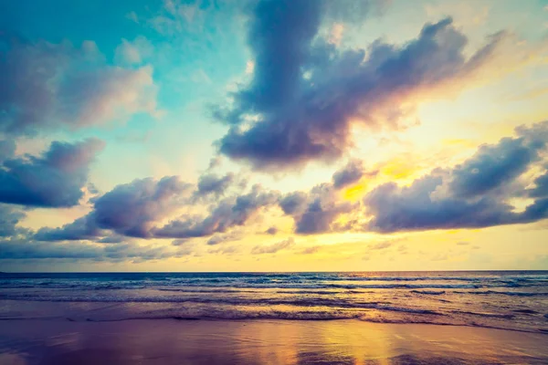 Solnedgång på stranden — Stockfoto