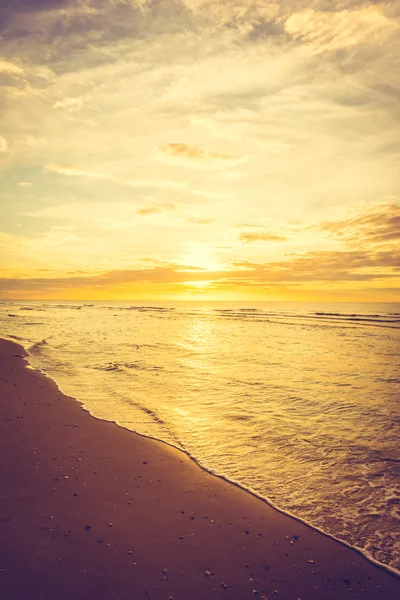 Zonsondergang op het strand — Stockfoto