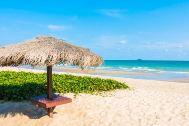 Güzel tropikal plaj şemsiye