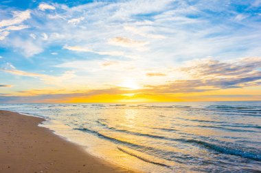 Sahilde gün batımı