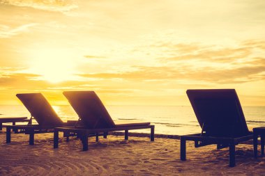 Şemsiye ve sandalye ile açık