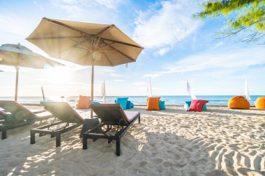 Şemsiye ve sandalye ile açık