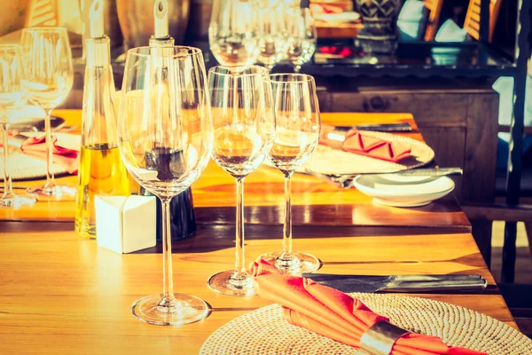 Kieliszek do wina z nakrycie stołu — Zdjęcie stockowe