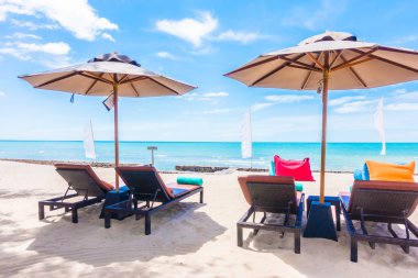 Şemsiye ve sandalye ile açık