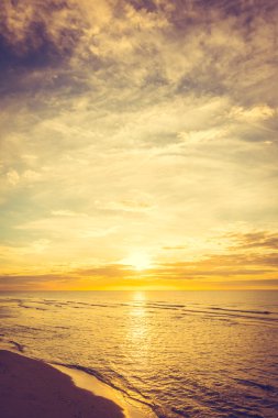 Sahilde gün batımı