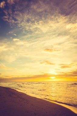 Sahilde gün batımı