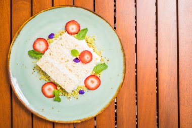 Hindistan cevizli pasta plaka üzerinde