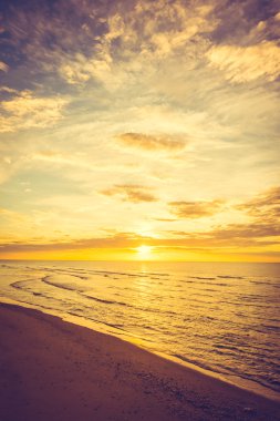 Sahilde gün batımı