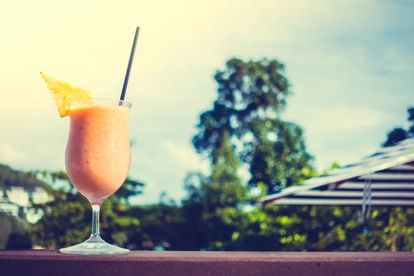 Jugo de piña en vaso —  Fotos de Stock