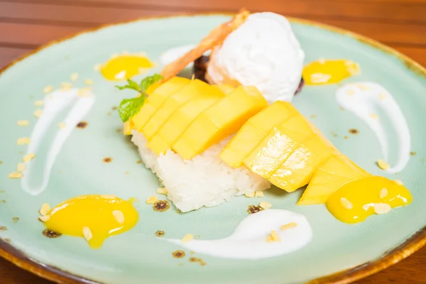 Arroz pegajoso con mango —  Fotos de Stock