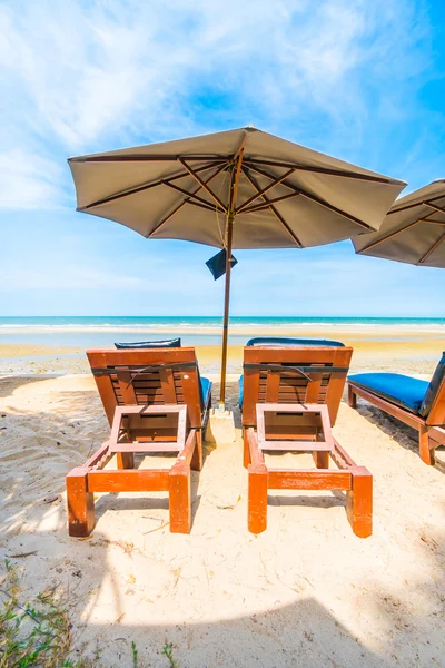 Parapluie et chaise sur la belle plage tropicale — Photo