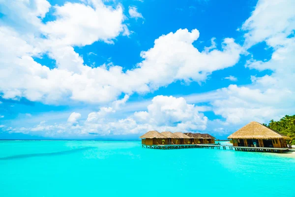 Bellissimo resort tropicale alle Maldive — Foto Stock